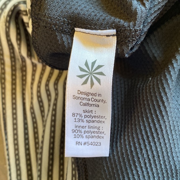 New condition Athleta skort stretch gray and black stripes with built it shorts - Picture 7 of 8